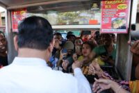 Menteri Pertahanan Prabowo Subianto menunggu giliran jajan takoyaki di tengah suasana heboh masyarakat menyambut kedatangannya. (Dok. Tim Media Prabowo Subianto)