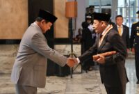 Menteri Pertahanan Prabowo Subianto memberikan penghargaan Penganugrahaan Dharma Pertahanan kepada Anggota Wantimpres Habib Muhammad Luthfi bin Ali Bin Yahya. (Dok. Tim Media Prabowo) 
