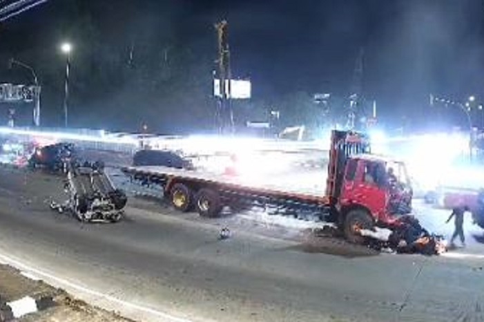 kecelakaan truk yang terjadi di exit Tol Bawen Kabupaten Semarang. (Instagram.com/@informasiseputarsemarang) 
