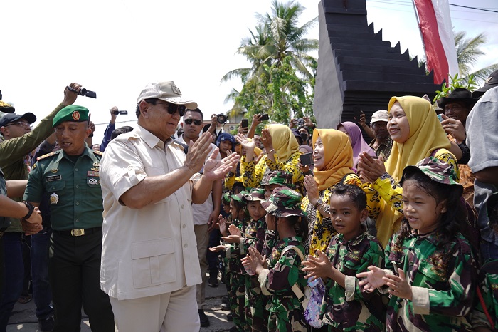 Menteri Pertahanan RI Prabowo Subianto disambut prajurit-prajurit cilik saat tiba di Tuban. (Dok. Tim Media Prabowo Subianto)