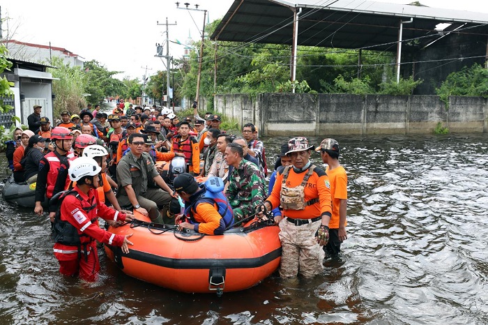 BNPB Serahkan Bantuan Logistik dan Peralatan kepada Korban Banjir Kota Semarang. (Dok. BNPB)

